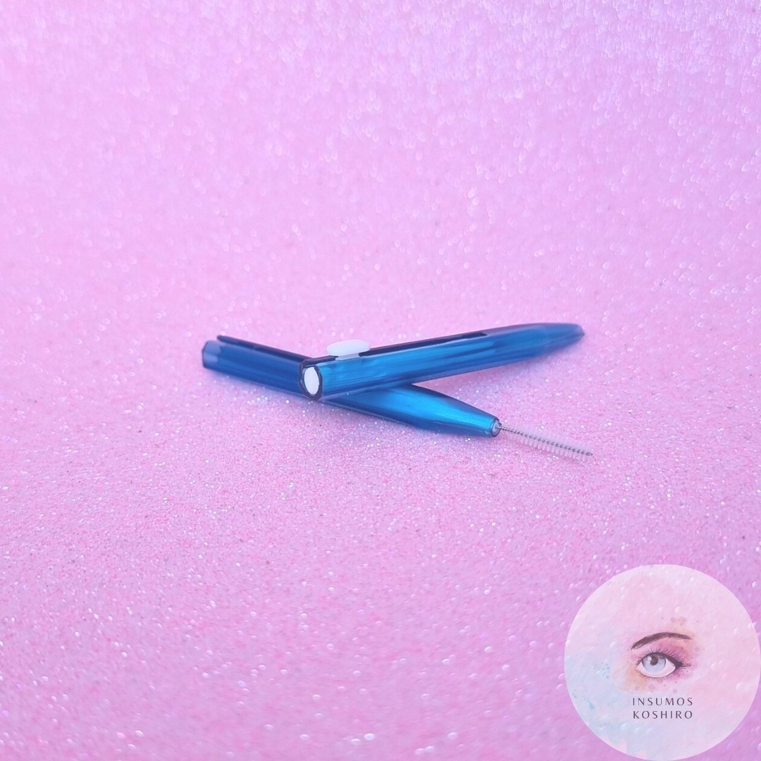 Cepillo para cejas (es cómodo al momento de peinar cejas para realizar el permanente)